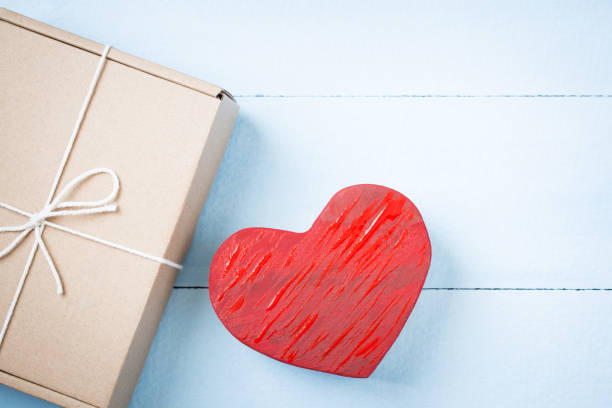 красные сердца на синем фоне,валентина концепции - tiffany box стоковые фото и изображения