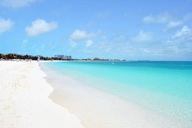 grace bay beach in den turks- und caicos-caicos-stil - providenciales stock-fotos und bilder