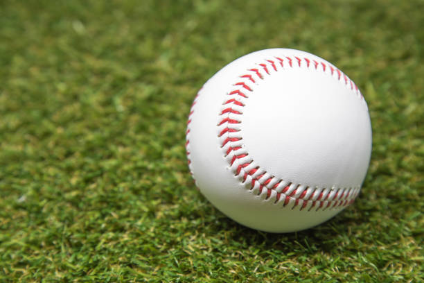 baseball na trawie - baseball baseball diamond grass baseballs zdjęcia i obrazy z banku zdjęć