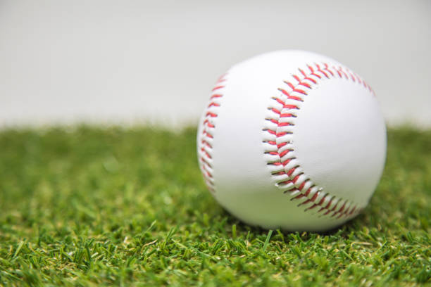 草で野球 - baseball baseball diamond grass baseballs ストックフォトと画�像