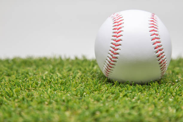 草で野球 - baseball baseball diamond grass baseballs ストックフォトと画像