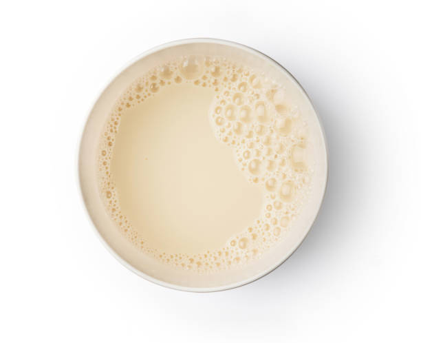 kubek z pianką z mleka sojowego na białym tle - soymilk zdjęcia i obrazy z banku zdjęć