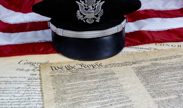 unabhängigkeitserklärung mit offiziers hut und amerikanische flagge - air force military insignia us military stock-fotos und bilder