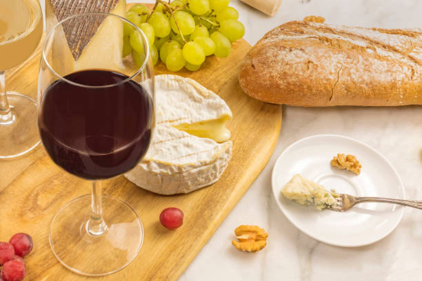 degustación de vinos y quesos con pan y uvas - cheese still life tray french cuisine fotografías e imágenes de stock