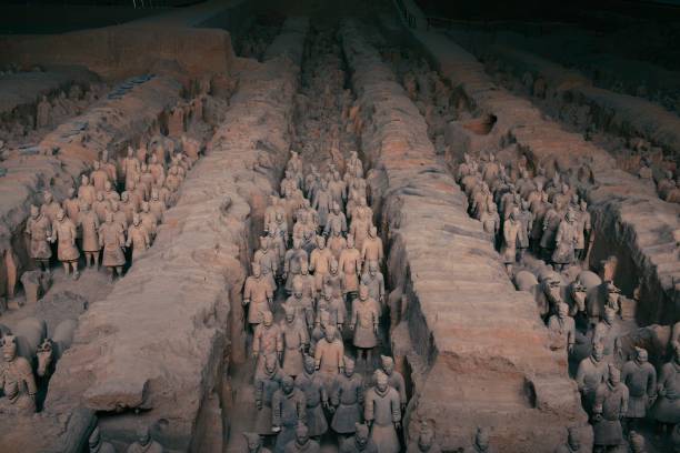 armée de soldats en terre cuite de xi'an, chine - terracotta soldiers xian terracotta tomb photos et images de collection