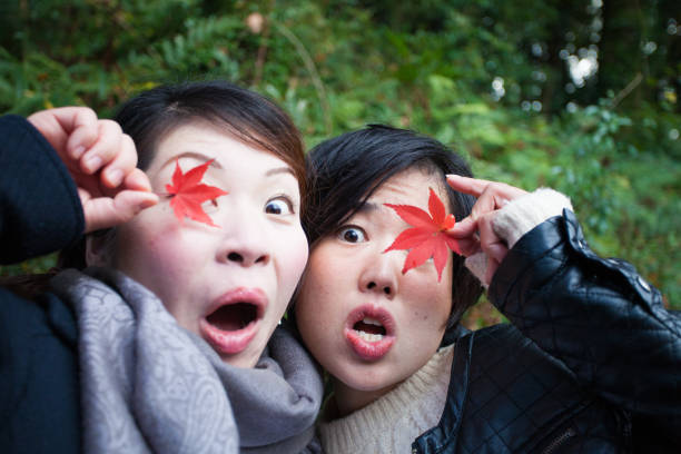 japońskie przyjaciółki cieszące się jesienią - winter women zen like photography zdjęcia i obrazy z banku zdjęć