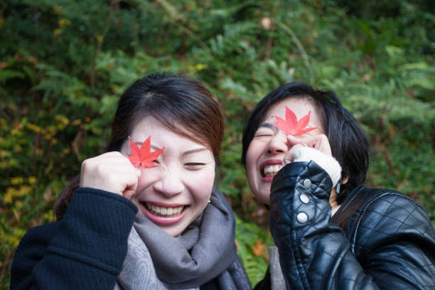 japońskie przyjaciółki cieszące się jesienią - winter women zen like photography zdjęcia i obrazy z banku zdjęć