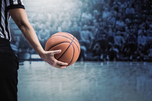 árbitro de basquete segurando uma bola num jogo de basquetebol durante um tempo limite - árbitro - fotografias e filmes do acervo