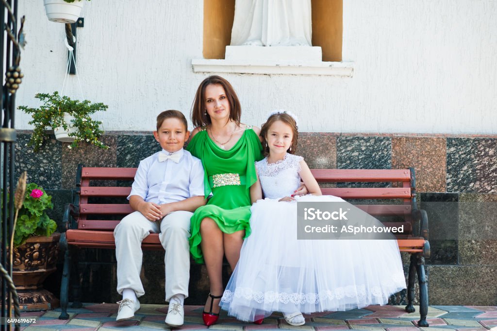 Familia Feliz En La Primera Comunión En Iglesia De Fondo Banco Madre Con Sol Y Su Hija Foto de stock y más banco de imágenes de Adulto - iStock Familia Feliz En La Primera Comunión En Iglesia De Fondo Banco Madre Con Sol Y Su Hija Foto de stock y más banco de imágenes de Adulto - iStock