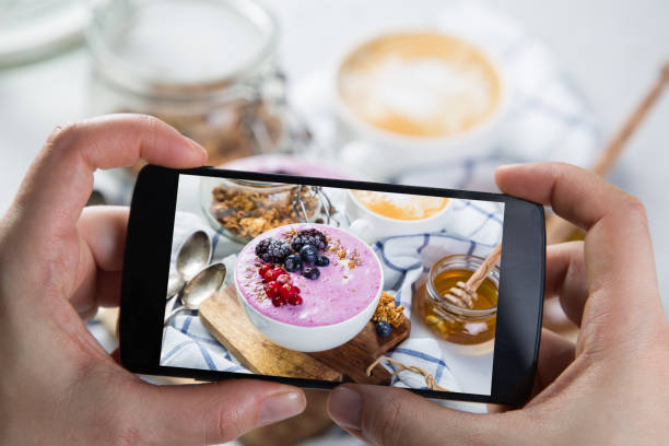 robienie zdjęć śniadania do telefonu - blackberry mobile phone smart phone human hand zdjęcia i obrazy z banku zdjęć
