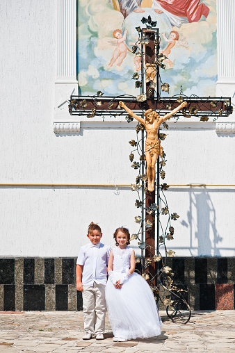 Hermano Y Hermana En La Iglesia De Fondo De Primera Comunión Cruz Foto de stock y más banco de imágenes de Adulto - iStock Hermano Y Hermana En La Iglesia De Fondo De Primera Comunión Cruz Foto de stock y más banco de imágenes de Adulto - iStock