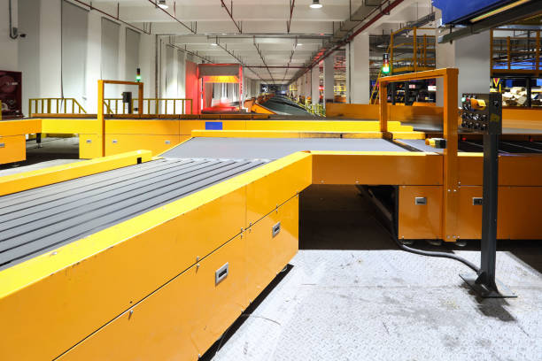 parcel sortierung durch die produktionslinie - conveyor system flash stock-fotos und bilder