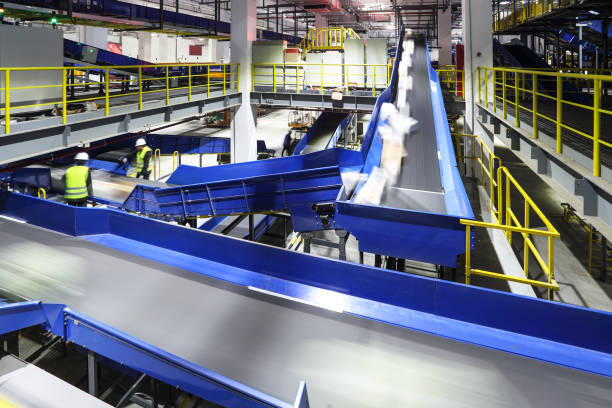 parcel sortierung durch die produktionslinie - conveyor system flash stock-fotos und bilder