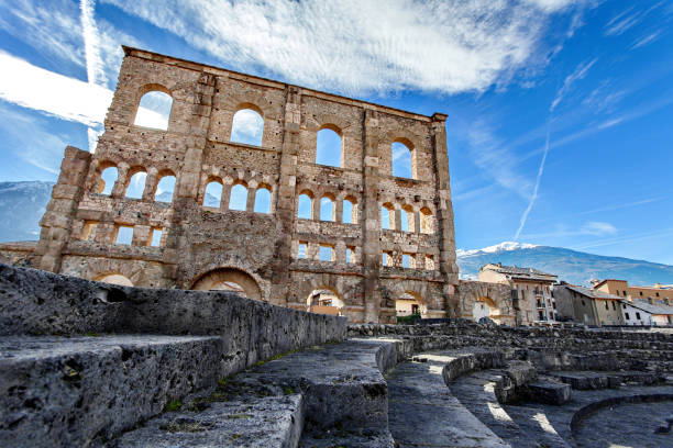 teatro romano - aosta, valle d'aosta, itália - valle daosta - fotografias e filmes do acervo