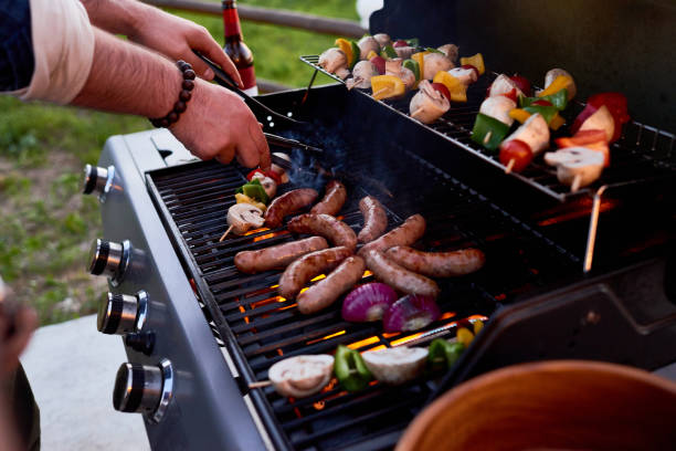 meilleur parti de bbq - barbecue grill chef barbecue sausage photos et images de collection