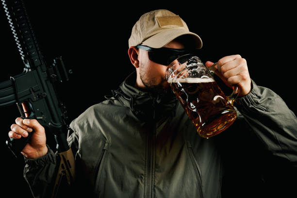 homem armado bebendo cerveja - sniper rifle army soldier aiming - fotografias e filmes do acervo