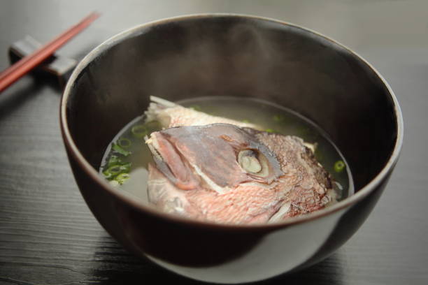 sopa de miso de partes óseas de peces arajiru, comida japonesa - caldo de pescado fotografías e imágenes de stock