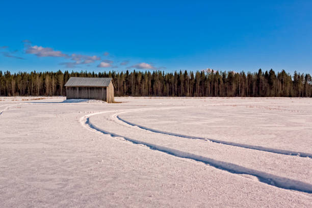 tracce sulla neve - winter finland agriculture barn foto e immagini stock