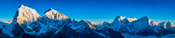 schneebedeckte gipfel panorama höhenlage bergwildnis himalaya nepal - gokyo tal stock-fotos und bilder