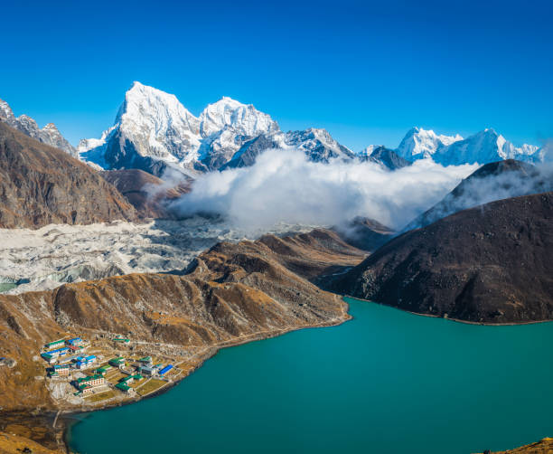 sherpa dorf teehäuser gletscher himalaya-berggipfel gokyo nepal - gokyo tal stock-fotos und bilder
