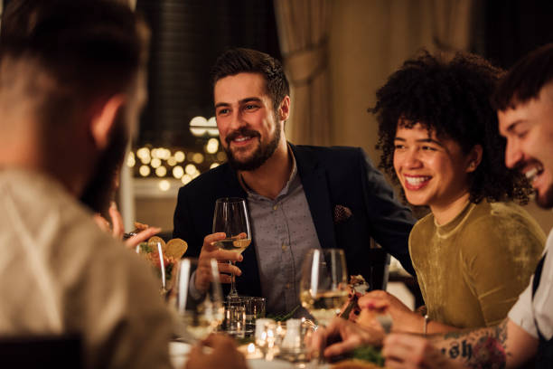 gezelligheid over een maaltijd - dineren stockfoto's en -beelden