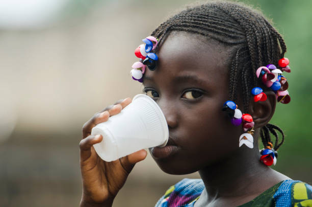 water for africa - african girl drinking - etiopia i imagens e fotografias de stock