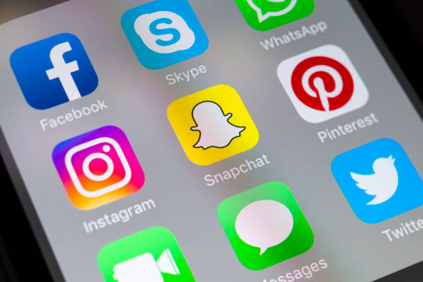 snapchat、instagram、pintrest、携帯電話のソーシャル メディア アプリ - pinterest ストックフォトと画像
