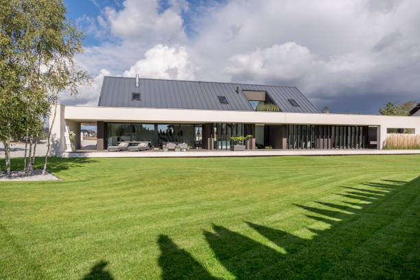 istock House with a garden 649681228