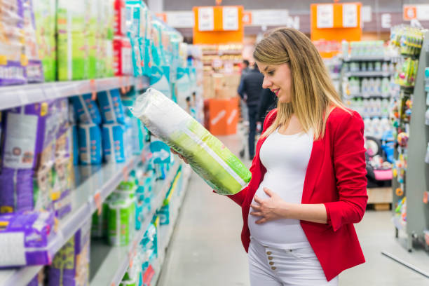 スーパーのおむつを買って妊娠中の女性 - diaper shopping human pregnancy supermarket ストックフォトと画像