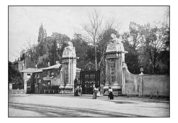 Antique London's photographs: Hampton court palace, Lion gates
