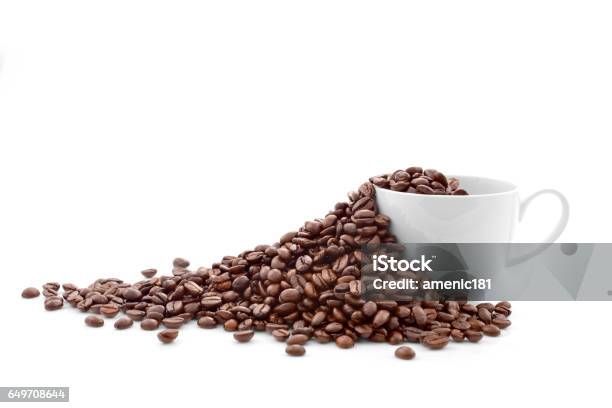 コーヒーカップのコーヒー豆 - コーヒー豆のストックフォトや画像を多数ご用意 - コーヒー豆, コーヒーの実, 白背景