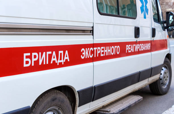 voiture d'ambulance garée dans la rue. texte sur le russe: "équipe d'intervention d'urgence" - véhicule de service durgence photos et images de collection