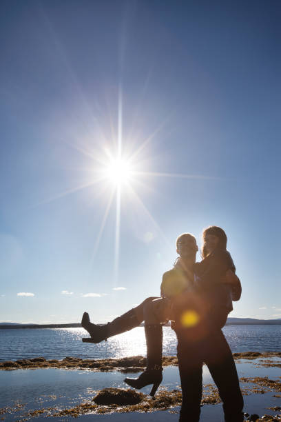 istock Couple in Love Silhouettes 649725368