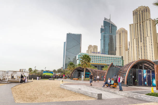 vista del nuevo paseo marítimo en el puerto deportivo de dubái - jumeirah beach hotel fotos fotografías e imágenes de stock