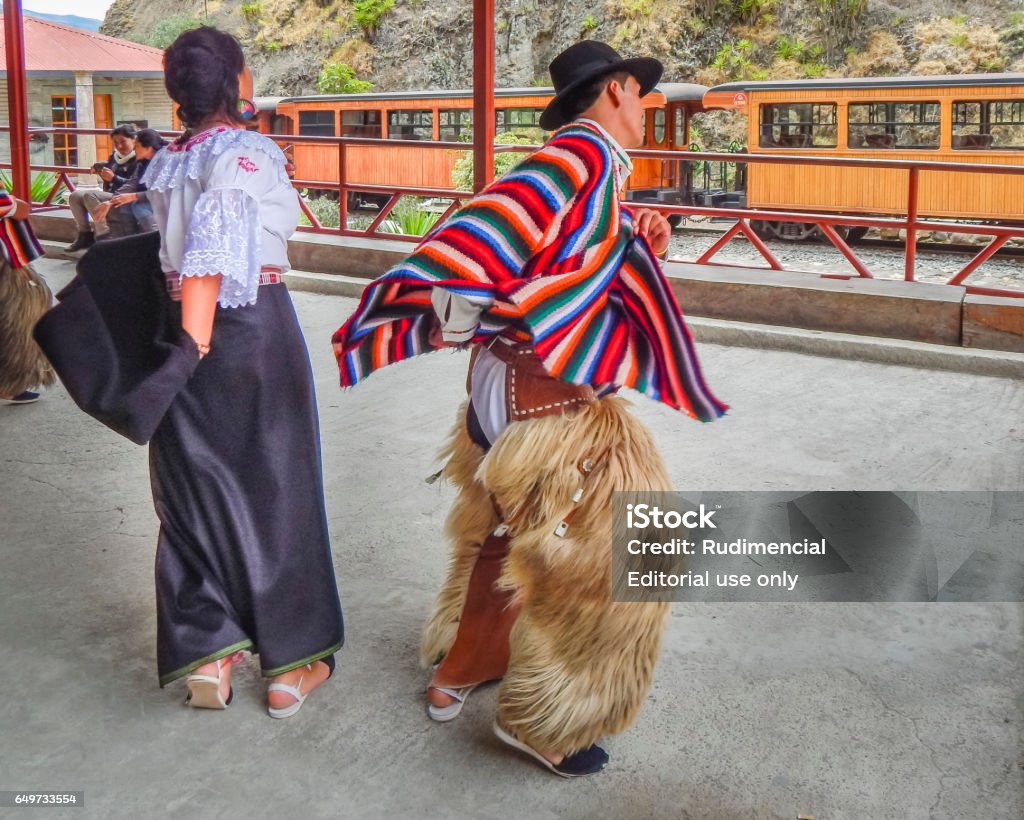 Pareja Bailando La Tradicional Danza De Indígenas Ecuatoriana Foto de stock  y más banco de imágenes de Adulto - iStock