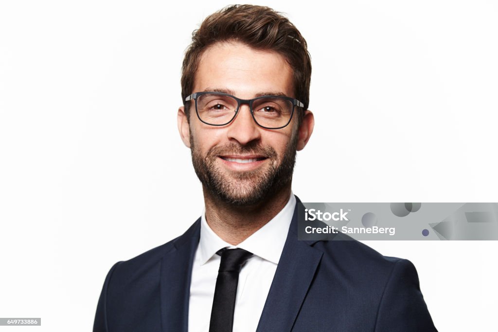 Sonriente hombre de traje - Foto de stock de Fondo blanco libre de derechos