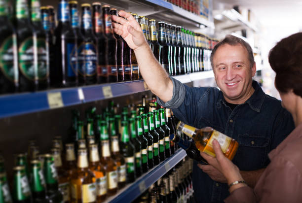 istock Couple shooses beer in store 649738504