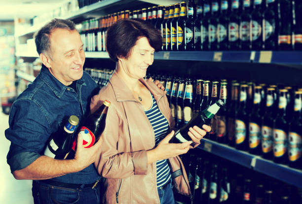 istock Couple shooses beer in store 649738548