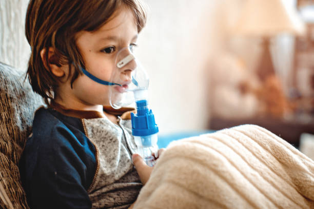 inhaler - asthmatic child asthma inhaler inhaling stock-fotos und bilder