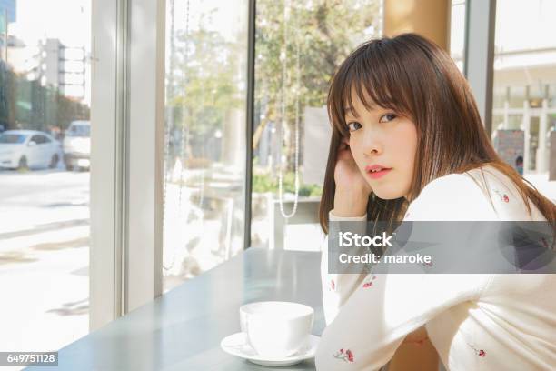 Mujer Joven Relajante En Café Foto de stock y más banco de imágenes de Adolescente - Adolescente, Adulto, Agarrar