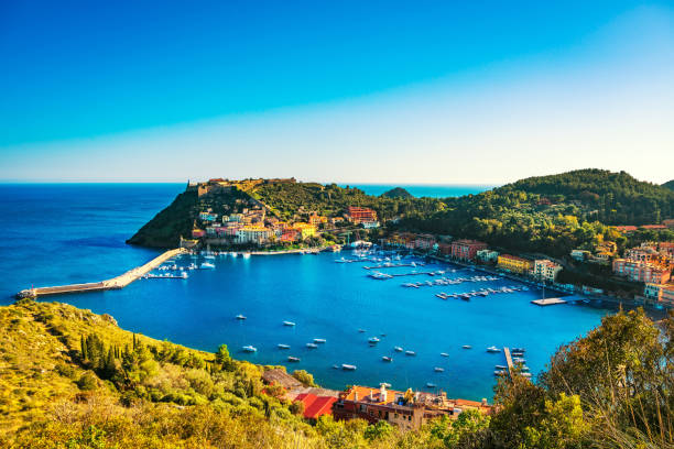 mer de harbor village porto ercole baie. vue aérienne, argentario, toscane, italie - grosseto province photos et images de collection