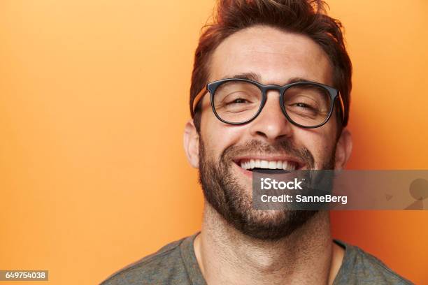 Lachen Mann Stockfoto und mehr Bilder von Lächeln - Lächeln, Brille, Nahaufnahme