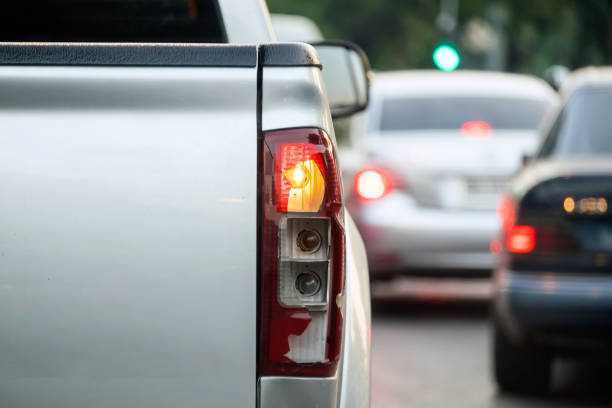 lâmpadas quebradas o carro de volta - luz traseira de carro - fotografias e filmes do acervo