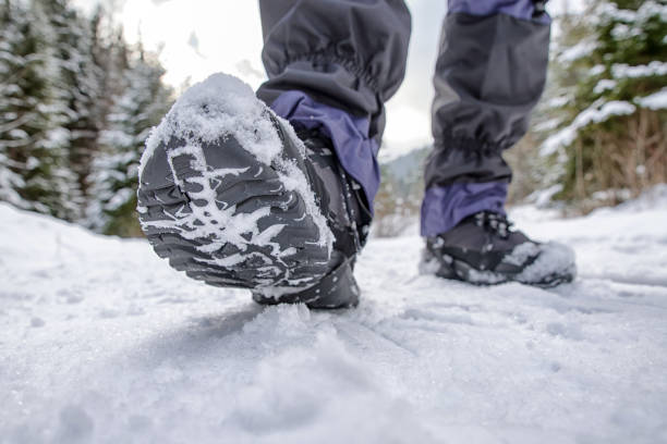 botas de senderismo en el bosque nevado - bota de la nieve fotografías e imágenes de stock