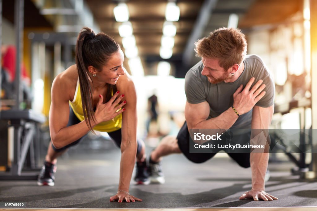 Homem e mulher reforçam as mãos - Foto de stock de Instrutor de fitness royalty-free