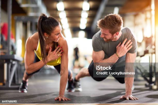 Foto de Homem E Mulher Reforçam As Mãos e mais fotos de stock de Instrutor de fitness - Instrutor de fitness, Academia de ginástica, Casal