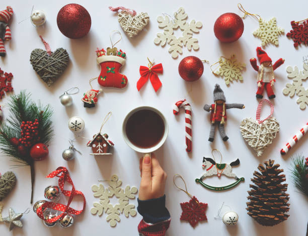 lay flat de decoración de la navidad adornos en blanco mano fondo y mujer taza de té - moda plana mínima pone diseño - mano sobre cadera fotografías e imágenes de stock