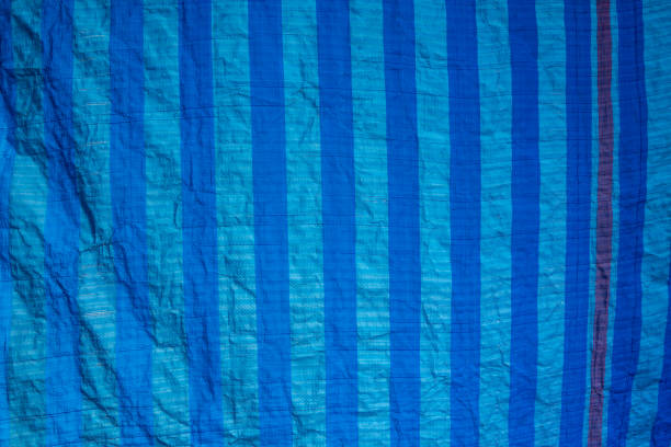 stara niebieska siatka cieniująca ze światłem słonecznym w fakturze rynkowej i tle. - shade sail awning textile zdjęcia i obrazy z banku zdjęć