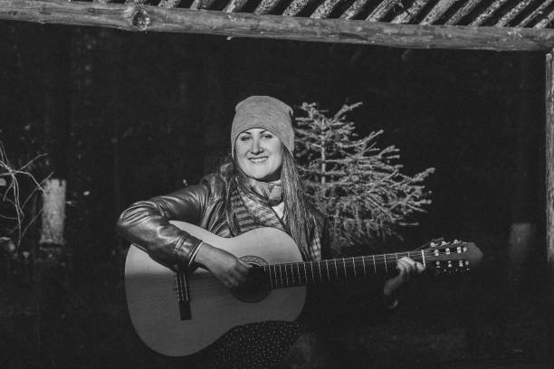 fille jouant de la guitare - musical instrument nature outdoors musician photos et images de collection