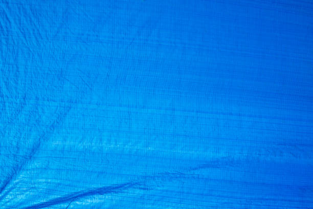 altes, blaues schattiernetz mit sonnenlicht in outdoor-markt-textur und hintergrund. - shade sail awning textile stock-fotos und bilder